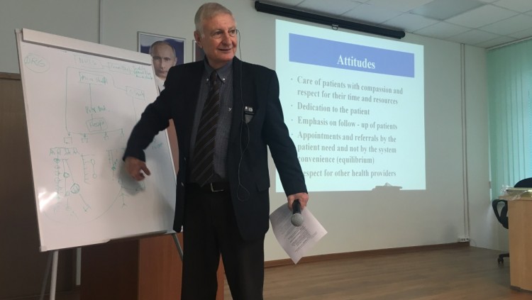 Prof. Ernesto Kahan, directeur académique au GIMI, donne une conférence à Moscou, en Russie