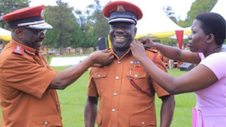 Le Dr George Muge et Mme Peace Christine Babirye prennent officiellement leurs nouvelles fonctions au sein d'Uganda Prisons Service